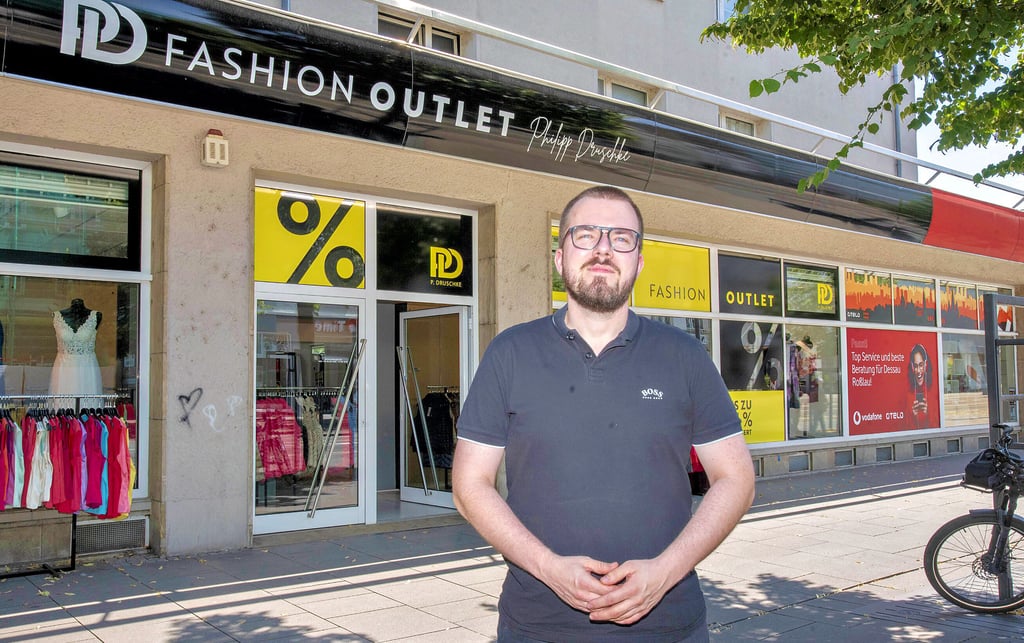 Inhaber Philipp Druschke steht vor dem neuen Fashion Outlet seiner Firma in der Kavalierstraße.
