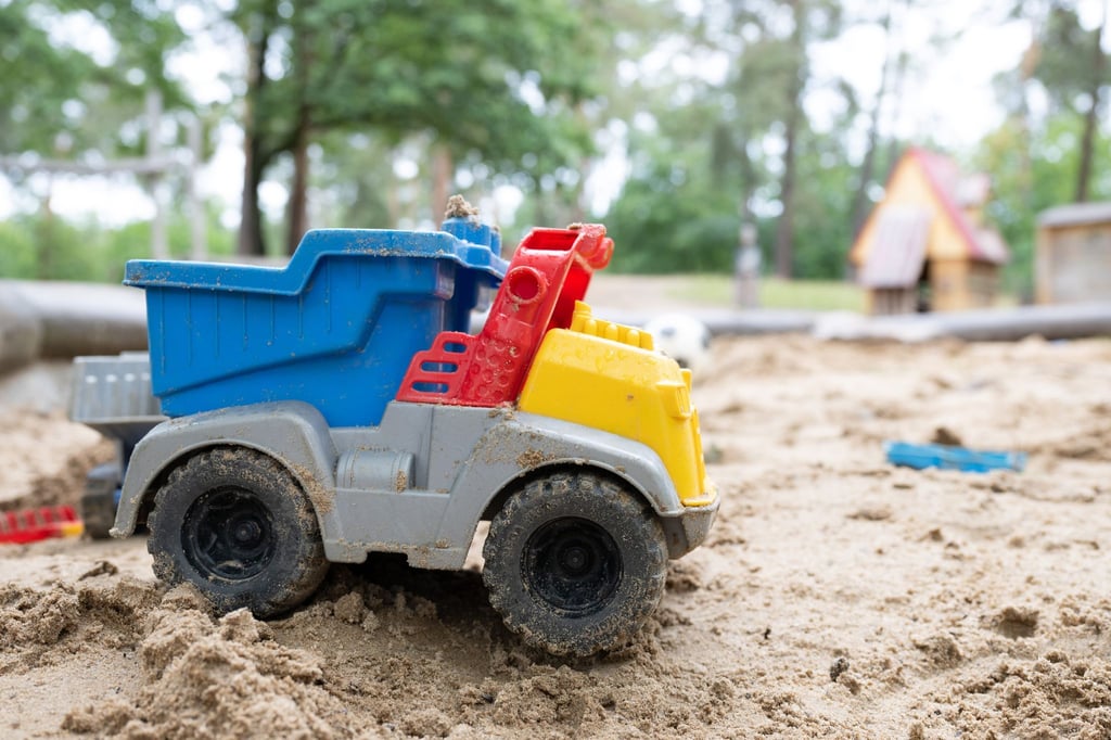 In Leipzig-Grünau hat ein Mann einen Böller auf einen Spielplatz geworfen. Ein Kind wurde durch verletzt.