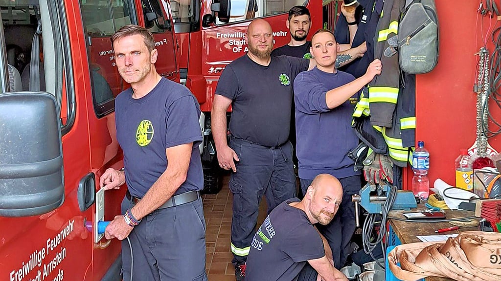 Die Mitglieder der Freiwilligen Feuerwehr Alterode verrichten ihren Dienst in sehr engen Bedingungen - Garage und Umkleide sind alles eins.