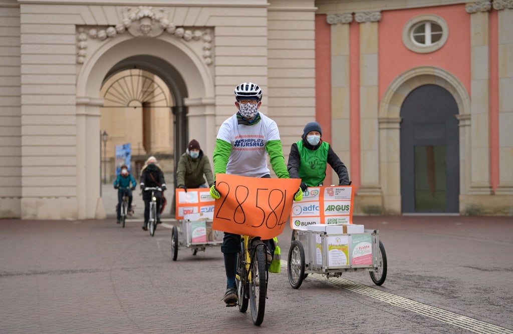 2021 wurden Unterschriften für die Volksinitaitive für eine Verkehrswende gesammelt. Der Verein Mehr Demokratie fordert mehr Beteiligungsmöglichkeiten der Bürger und niedrigere Hürden für Volksbegehren (Archivbild)