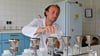 Biologielaborant Michael Schramm von Öhmi untersucht Trinkwasserproben.