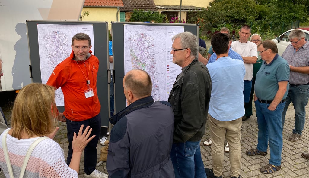 Schon 2023 war Projektsprecher Axel Happe in Potzehne, um über die Stromautobahn Südostlink+ zu informieren. Nun steht fest: 50 Hertz will hier entlang bauen.