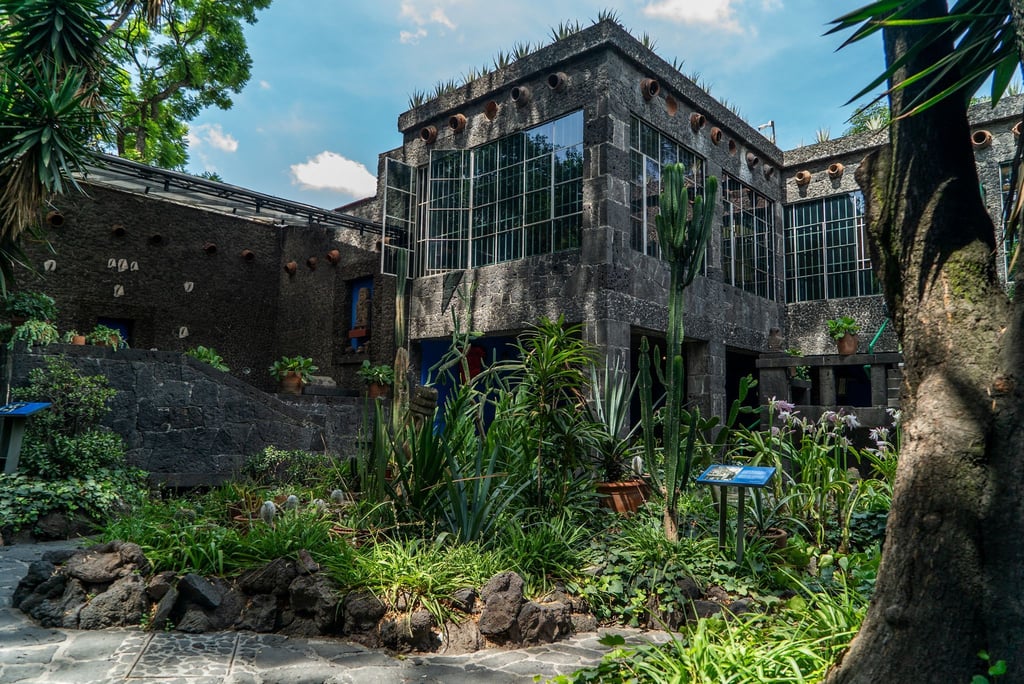 Frida Kahlo wurde mit 18 Jahren bei einem Busunglück schwer verletzt. Jahrelang musste sie Korsetts tragen.