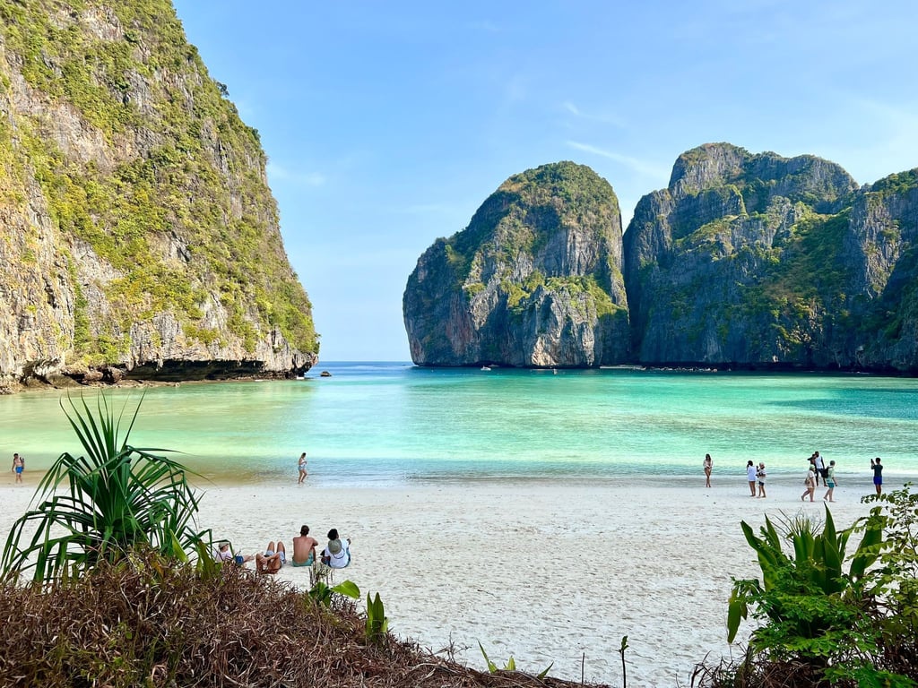 Bekannt aus dem Film „The Beach“: Die weltberühmte Maya Bay am frühen Morgen, bevor der große Touristenstrom kommt.