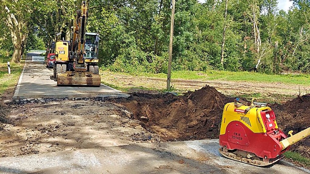 Die Straße zwischen Raguhn und Jeßnitz wird nach Sturmschäden repariert.