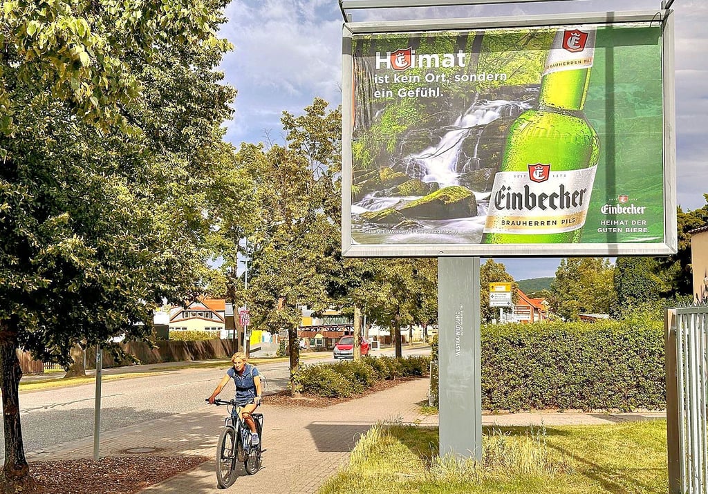 Einbecker wirbt für sein Brauherren Pils mit einem Foto vom Selkefall – hier in der Ilsenburger Straße in Wernigerode.