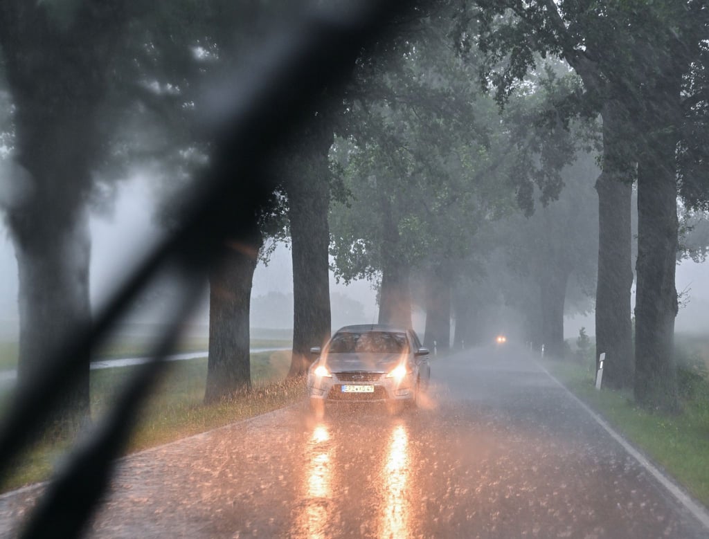 Heftige Regenschauer und Gewitter zogen über Brandenburg. In der Lausitz liefen Keller voll.