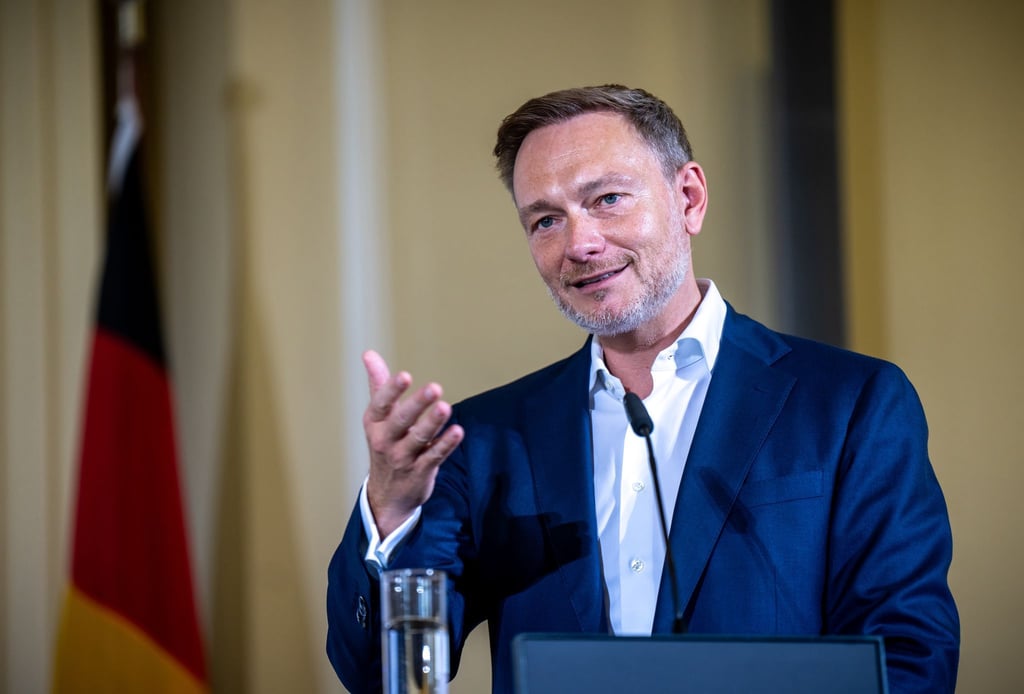 Finanzminister Lindner will Kredite für Bahn und Fernstraßen streng prüfen lassen. (Archivbild)