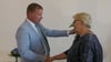 Glückwünsche von Bürgermeister Carsten Staub für die wiedergewählte Stadtratsvorsitzende Elke Krehahn (CDU)