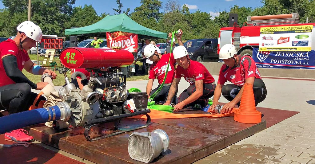 Die Mannschaft der Rübeländer Feuerwehr bei Vorbereitungen für einen Wettkampf in der Disziplin Löschangriff Nass.