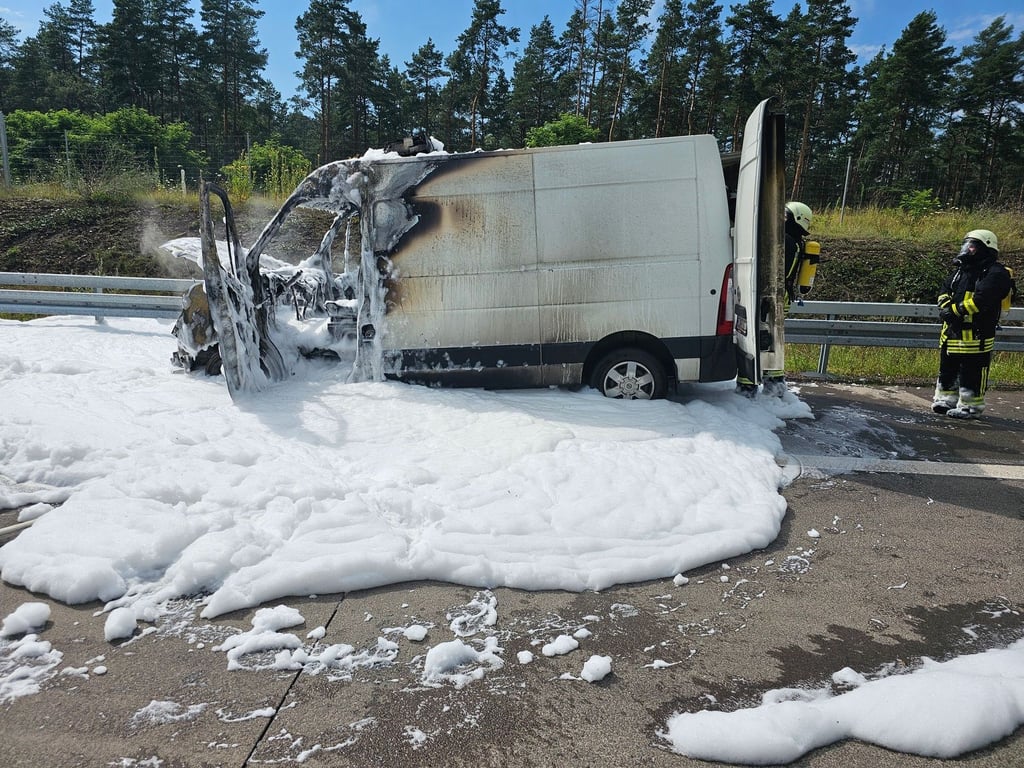 Ein Transporter ist auf der A14 bei Tangerhütte vollständig ausgebrannt. Es kam zu einer Sperrung.