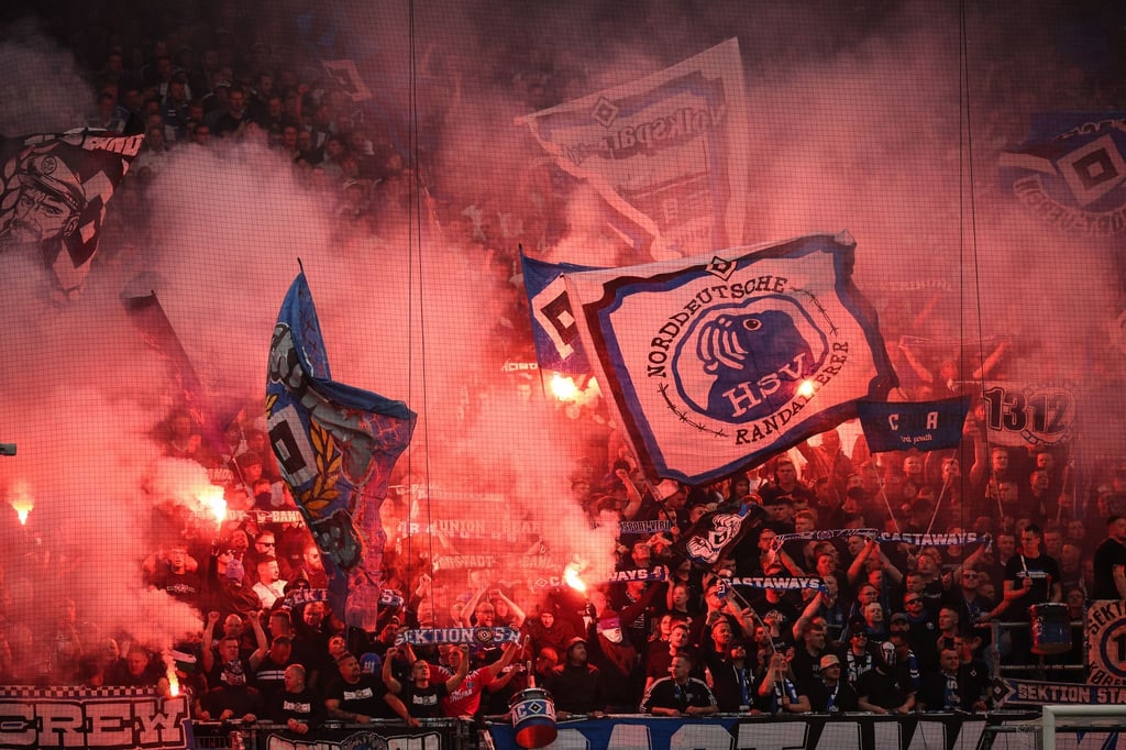 Der HSV hat für Pyro-Vorfälle im Derby gegen den FC St. Pauli eine hohe Geldstrafe erhalten (Archivbild).