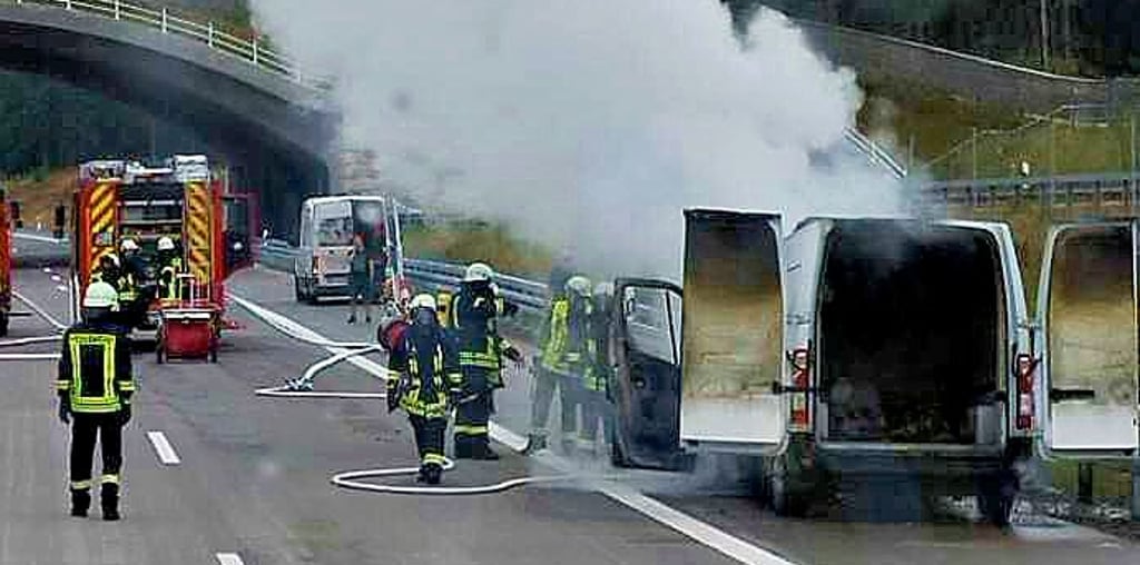 Brennender Transporter auf der A14 bei Lüderitz.