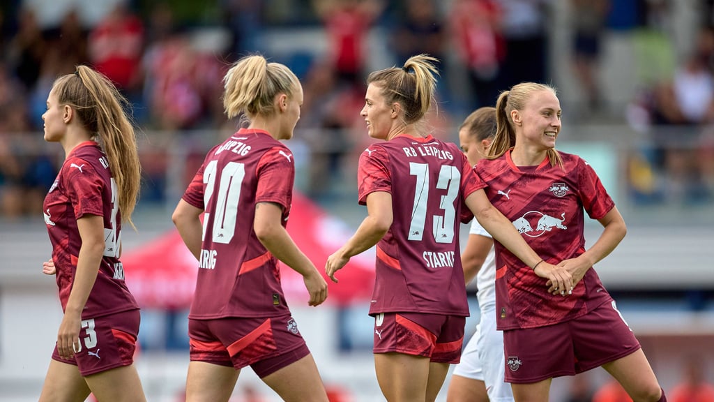 Jubel bei Torschützin Sandra Starke (2.v.r.) und ihren Teamkolleginnen.