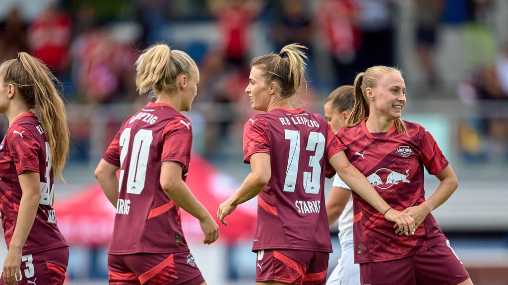 Jubel bei Torschützin Sandra Starke (2.v.r.) und ihren Teamkolleginnen.