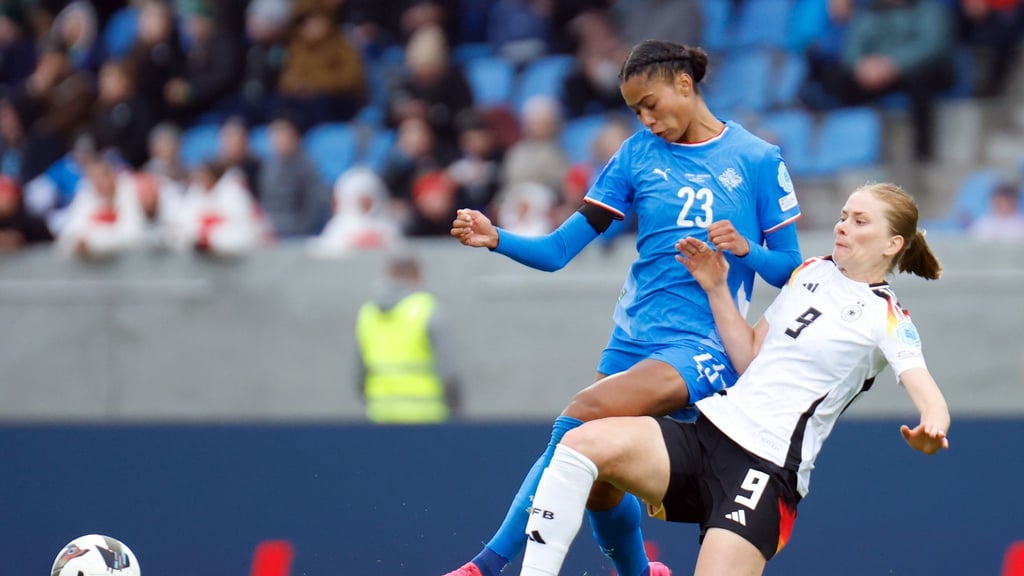 Die EM-Qualifikation der Frauen läuft. Hier das Spiel Island gegen Deutschland, Sveindis Jane Jonsdottir (l.) aus Island gegen Sjoeke Nüsken aus Deutschland. In Magdeburg hätten Spiele der EM stattfinden können. Foto: