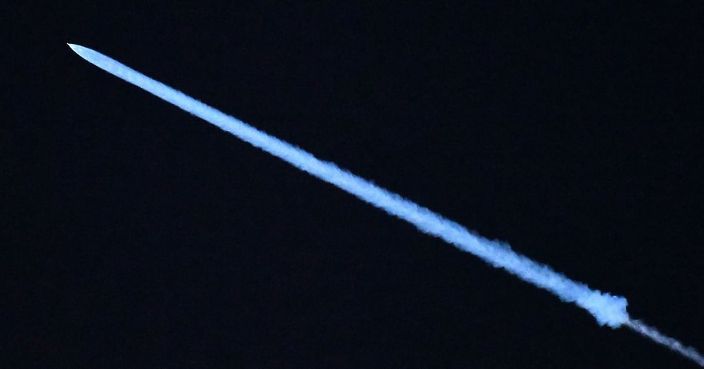 Eine Falcon-9-Rakete mit Satelliten an Bord (Archivbild).