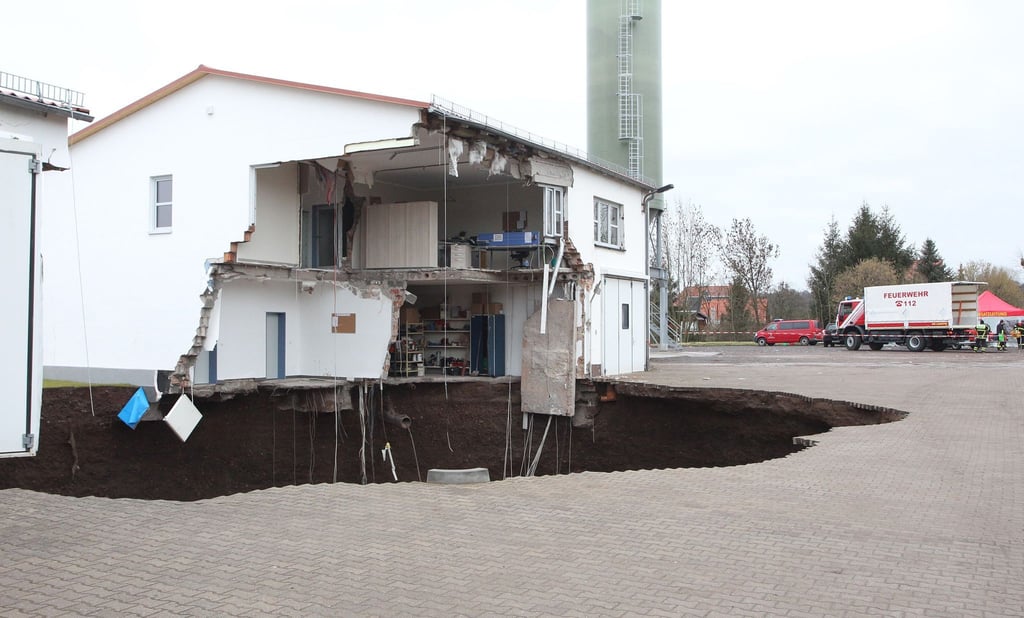 Erdfälle wie hier im Jahr 2016 in Nordhausen sorgen immer wieder für Schäden. (Archivbild)