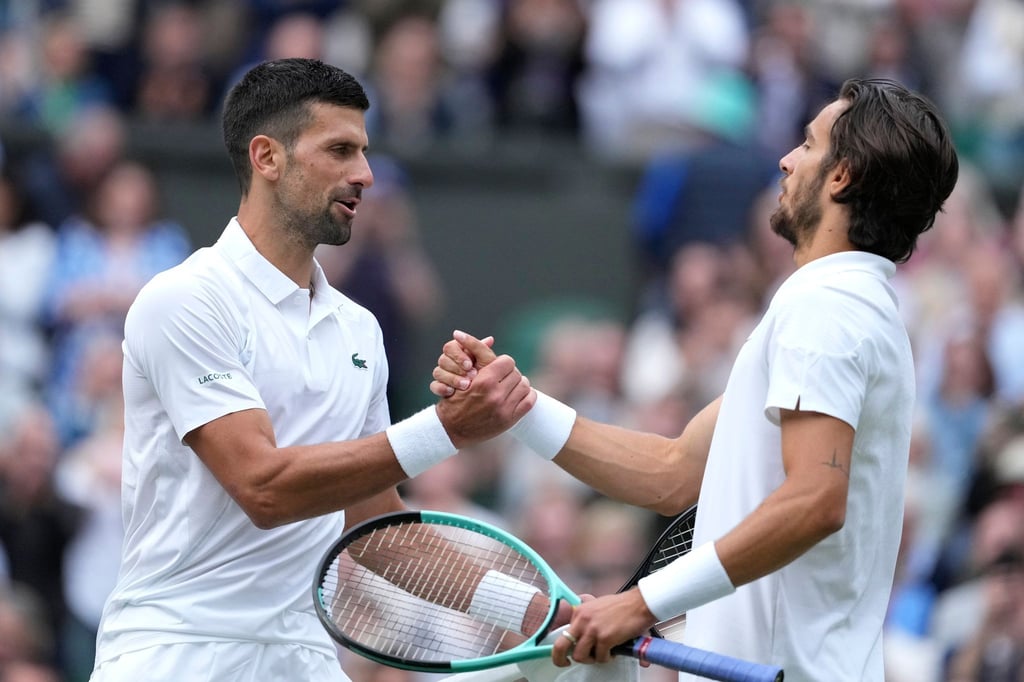 Novak Djokovic (l) steht nur wenige Woche nach einer Knie-Operation im Wimbledon-Finale.