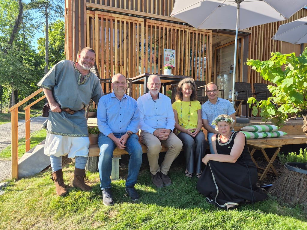 Frank Paetzold (von l. nach r.), Tobias Schwab, Rainer Robra, Andrea Seidel, Moderator Lucas-Leon Essel und Petra Paetzold beim Weinlaubengespräch.