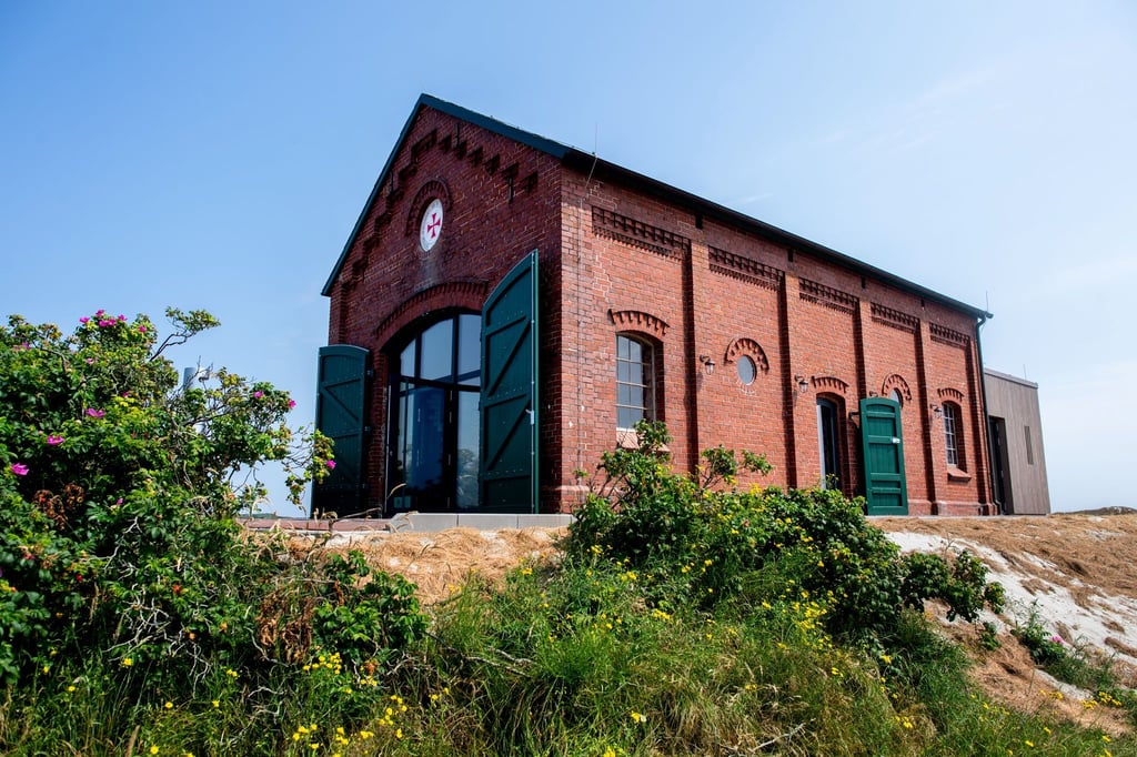 Ein neues Museum im sanierten, historischen Rettungsschuppen von Spiekeroog erzählt seit Kurzem von den Anfängen der Seenotrettung und der später gegründeten Deutschen Gesellschaft zur Rettung Schiffbrüchiger (DGzRS).