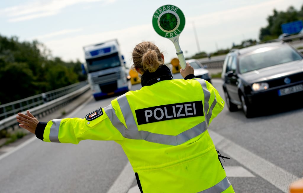 Einen Lkw-Fahrer hat die Polizei am Freitagsabend in Bitterfeld kontrolliert.