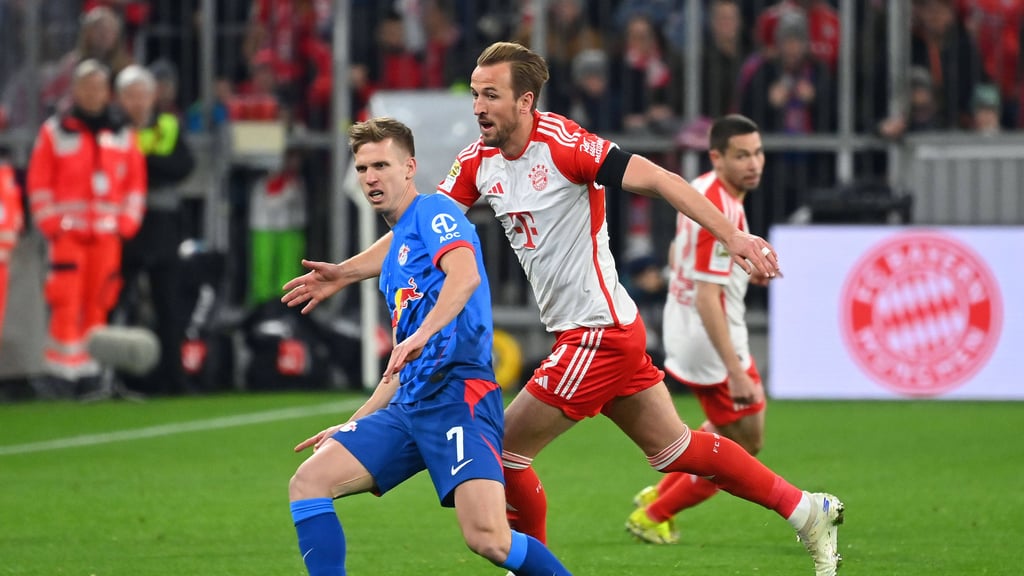 RB-Profi Dani Olmo (l.) und Englands Kapitän Harry Kane in einem Bundesliga-Spiel.