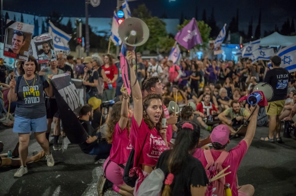 Viele Demonstranten werfen Iraels Regierungschef Netanjahu vor, die Geisel-Verhandlungen zu sabotieren.