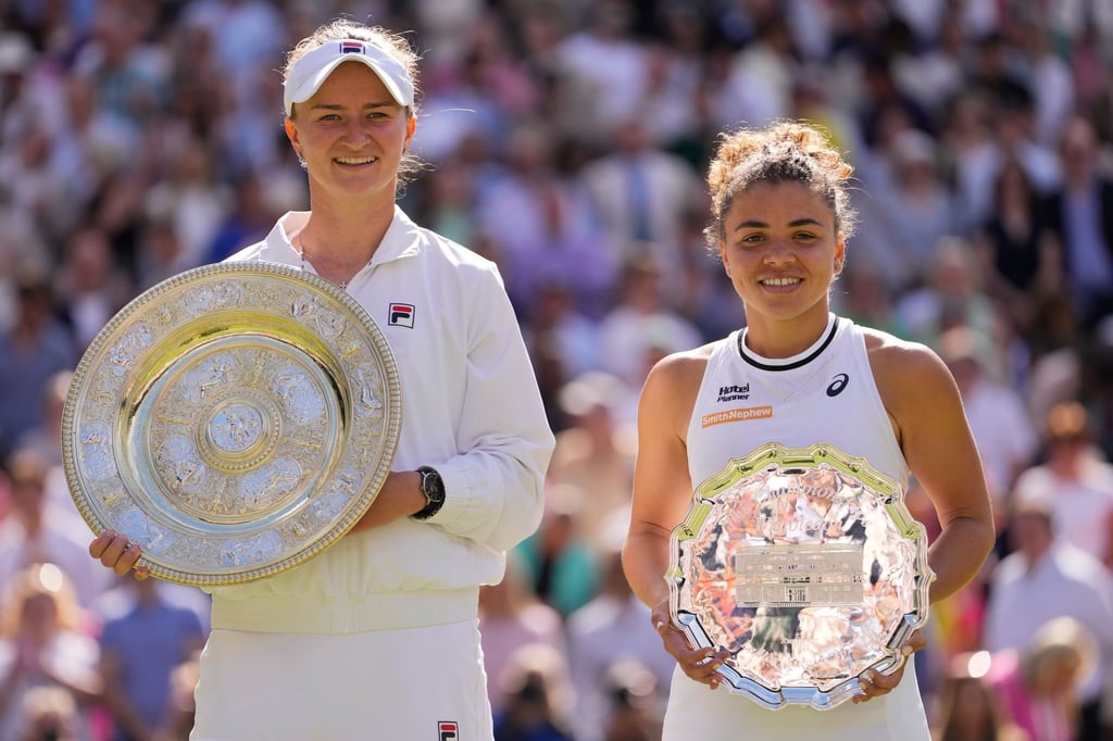 Die Wimbledon-Finalistinnen posieren nach dem Endspiel für die Fotografen.