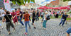 Gute Laune auf dem ersten Halberstadtfest. Dazu trägt auch der Flashmob der Tanzschule Skydance bei. 