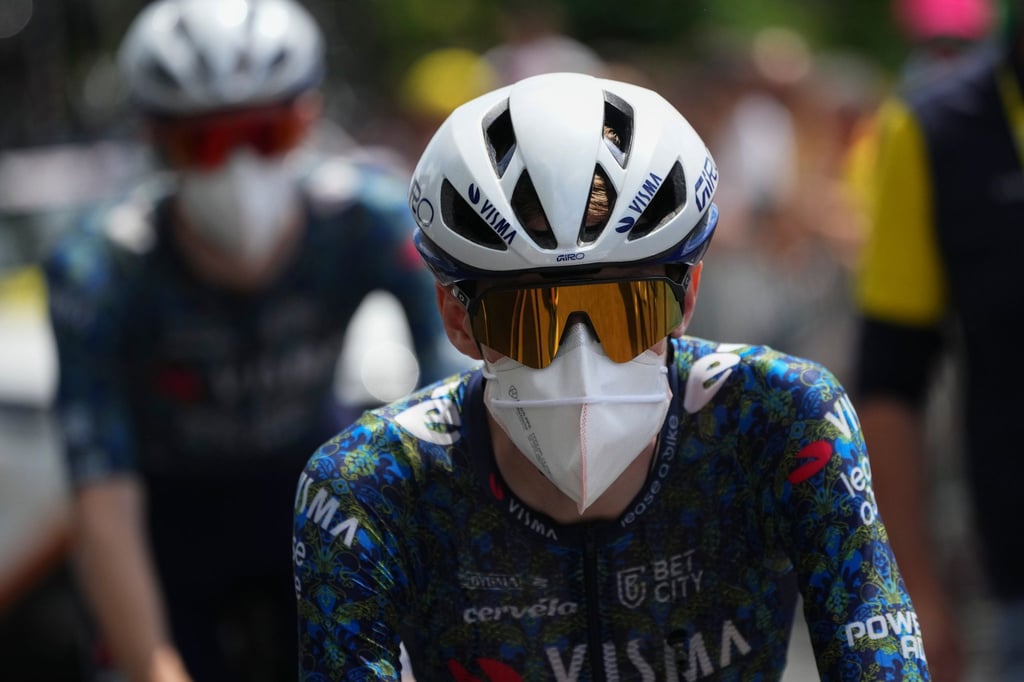 Toursieger Jonas Vingegaard trägt aus Sorge vor einer Corona-Infektion konsequent vor und nach dem Rennen eine Maske.