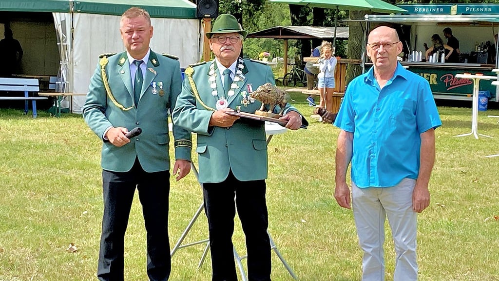 Bernhard Ott (M.) wurde zum neuen Schützenkönig gekürt.