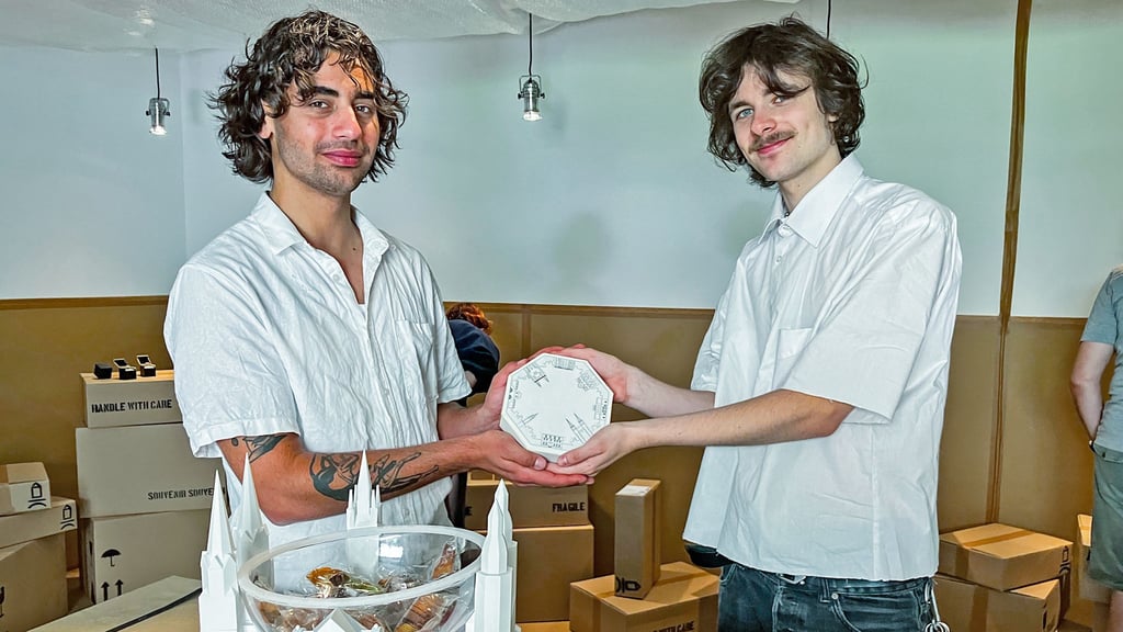 Angehende Industriedesigner: Cem Akbal (links) und Anton Elgleb sind die Entwickler der Glückstour durch Halle. Zu deren Präsentation haben sie sich auch die Keksdose mit im 3-D-Drucker gefertigten Halle-Sockel einfallen lassen.