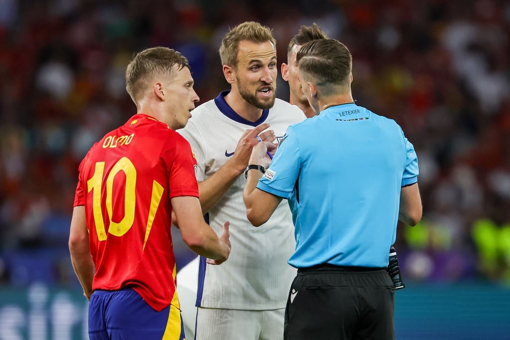 Spaniens Dani Olmo (l) und Englands Harry Kane schossen jeweils drei Treffer.