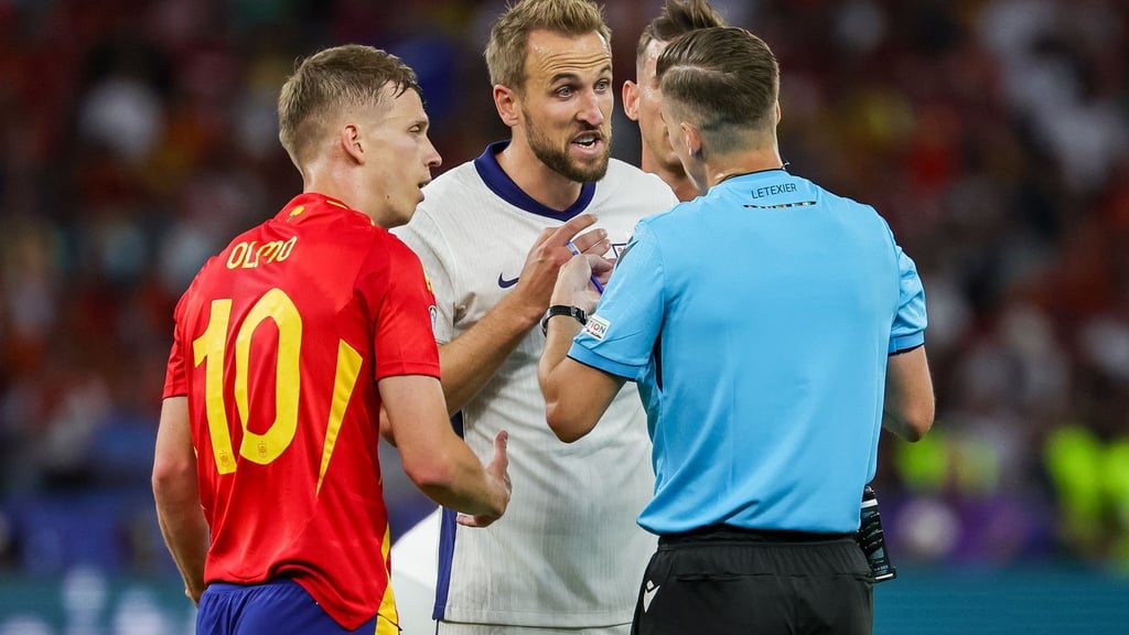 Spaniens Dani Olmo (l) und Englands Harry Kane schossen jeweils drei Treffer.