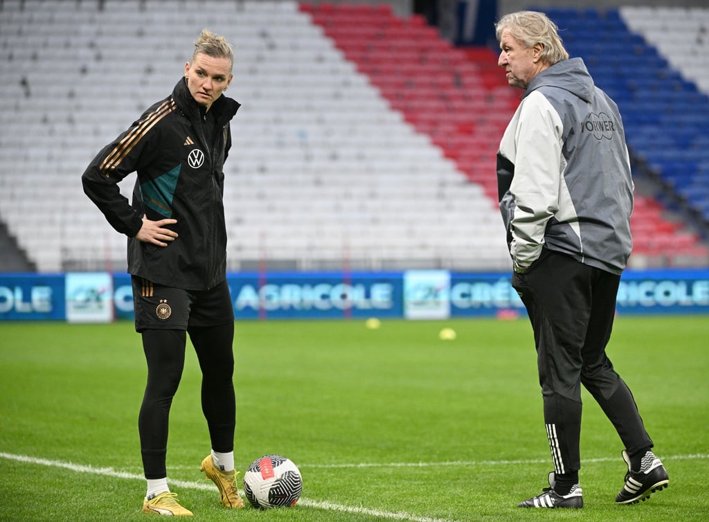 Horst Hrubesch und Alexandra Popp: Kann die Kapitänin gegen Österreich auflaufen?