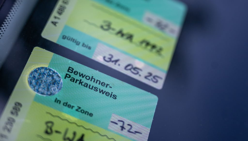 Anwohnerparken kostet in Berlin nur gut 20 Euro für zwei Jahre. Der SPD-Fraktionschef schlägt eine Erhöhung vor. (Archivfoto)