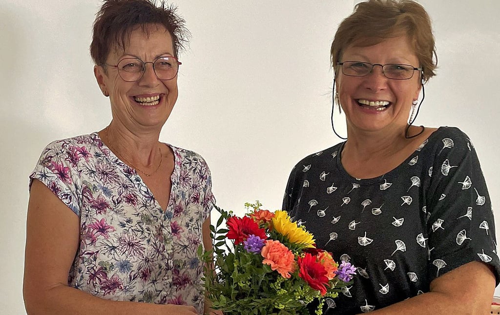 Glückwünsche von Stadt-Kämmerin Carola Best (r.) an Birgit Weber (l.), die erneut aus der Mitte des Ortschaftsrates zur  Schlagenthiner Ortsbürgermeisterin gewählt wurde. 