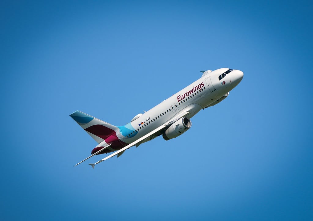 Ein Flugzeug der Airline Eurowings muss auf dem Berliner Flughafen BER eine Sichheitslandung hinlegen. (Symbolbild)