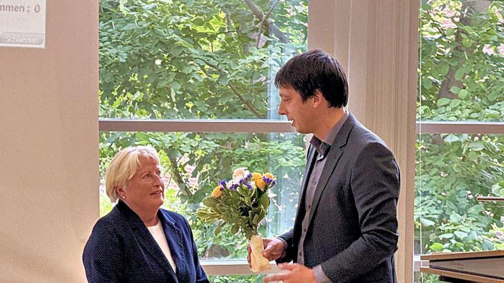 Edith Braun erhält Blumen von Landrat Patrick Puhlmann im Kreistag Stendal.