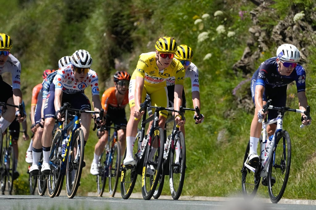 Tour-Titelverteidiger Vingegaard (l.) sammelte am Ruhetag etwas Kraft, um Rivale Tadej Pogacar (r.) doch noch gefährlich zu werden.