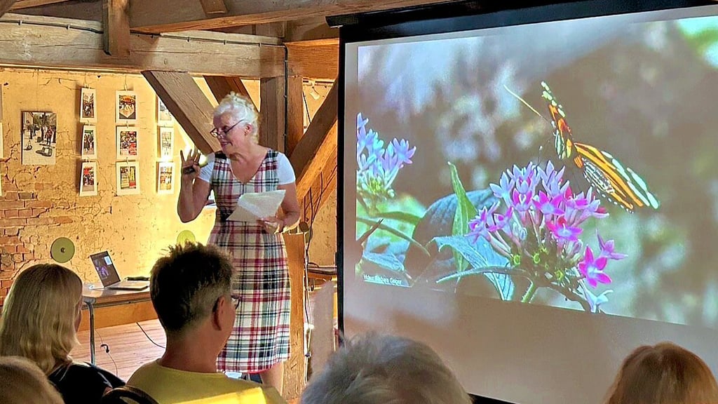 Barbara Geiger stellte als Fräulein Brehm mit einem amüsanten Vortrag in der Sommerschule in Wust die Schmetterlinge vor.