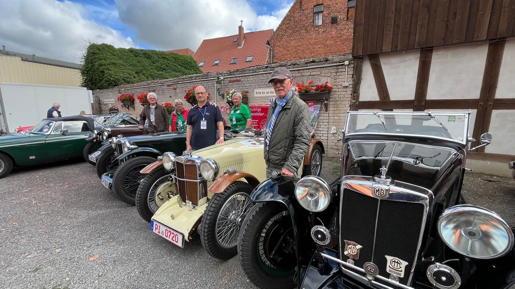 Startklar für einen weiteren gemeinsamen Tag: Mitglieder des Oldtimer-MG-Stammtischs Hamburg in Tangermünde.
