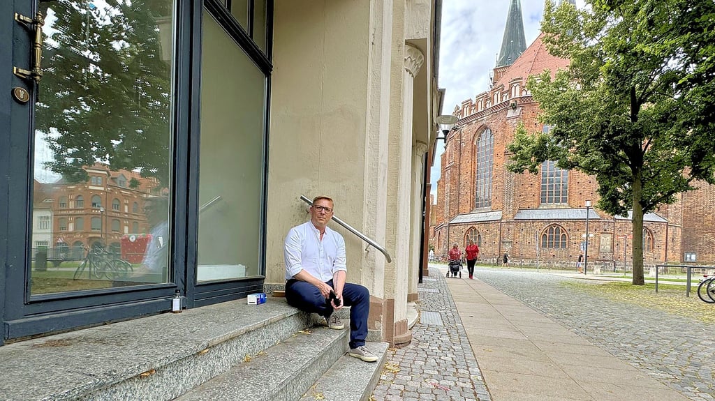 Mit Verpackungsmüll vor der Tür wirkt das Geschäft direkt am Winckelmannplatz in Stendal nicht so einladend. Mathias Schulz ändert dieses Bild ab 1. August. Dann ist der Laden zentrale Anlaufstelle für innerstädtische Belange.