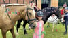 In Krumke bei Osterburg reiten Kinder auf bunten Pferden.