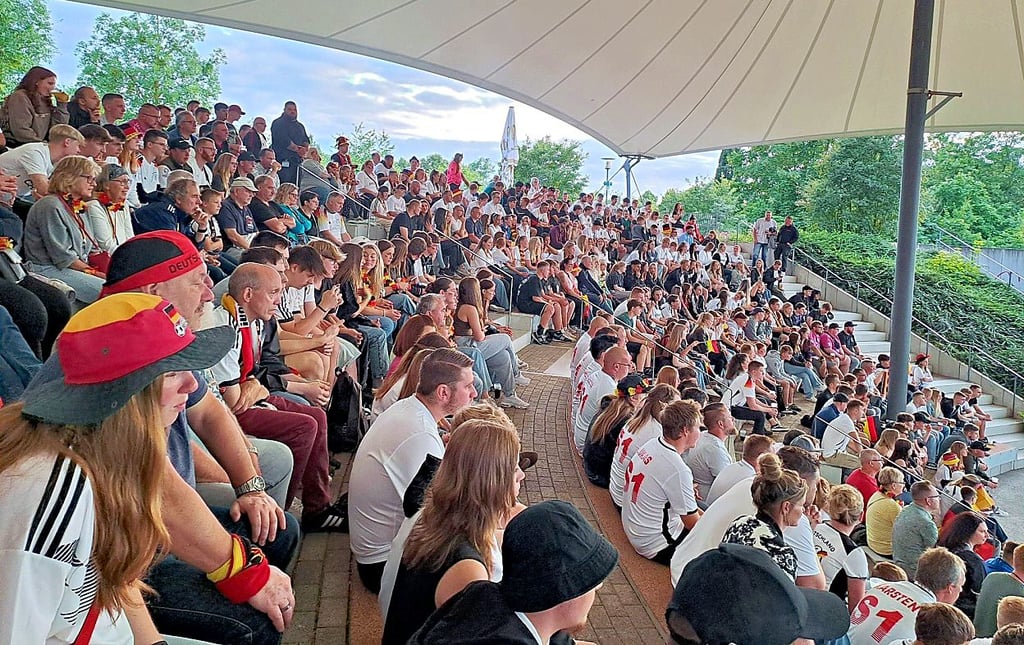 Rund 800 Fans verfolgten in der Rosenarena das EM-Spiel Deutschland gegen die Schweiz. Im Achtelfinale waren es sogar noch mehr.