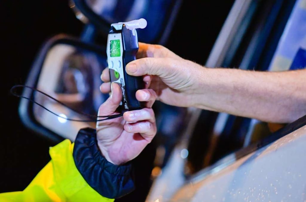 Ein stark betrunkener Mann ist im Landkreis Stendal von der Polizei erwischt worden.