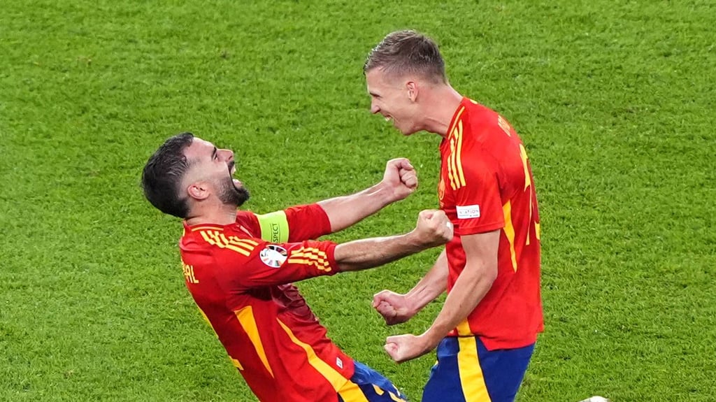 Europameister Dani Olmo (r.) mit Teamkollege Dani Carvajal.