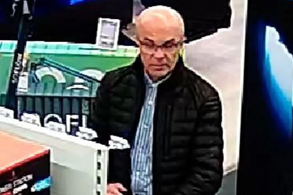 Dieser Mann wurde beim Diebstahl in Zeitz fotografiert. Die Polizei