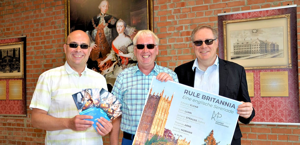 Gleich drei Männer griffen zur Sonnenbrille und schlüpften in der Ausstellung zu Zarin Katharina II. im Zerbster Schloss in die Rolle von James Bond - und das aus konkretem Anlass.